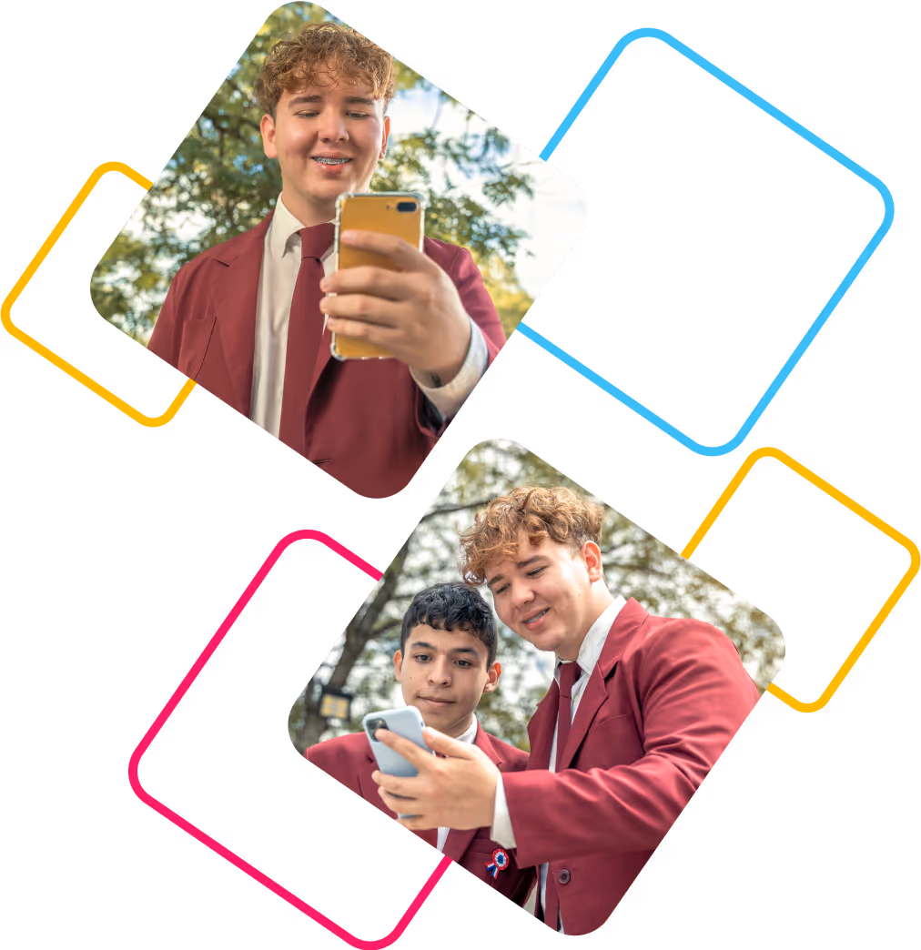 Un chico sonriendo mirando su celular en uniforme escolar en el patio de un colegio - Un chico sonriendo mostrando la pantalla de su celular a su compañero